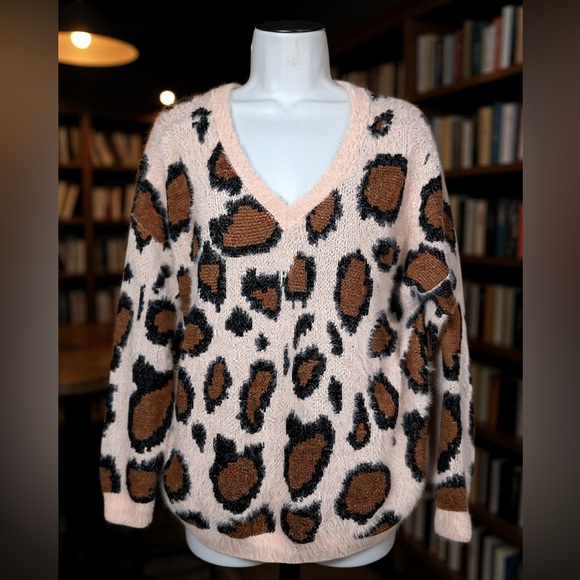 DAVI & DANI Pink Leopard Fuzzy Eyelash V-Neck Sweater - Picture 4 of 8